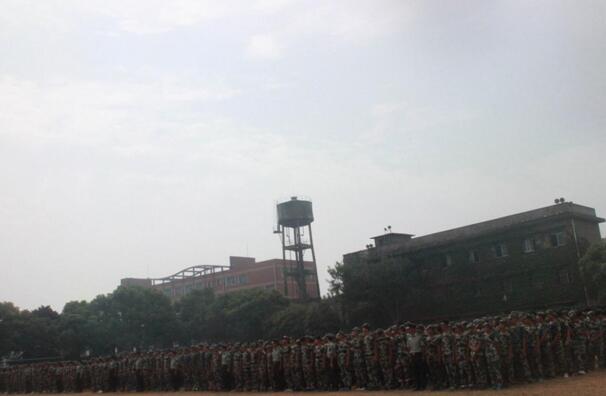 南昌向遠(yuǎn)軌道技術(shù)學(xué)校成功舉辦2016年秋季新生軍訓(xùn)表彰大會