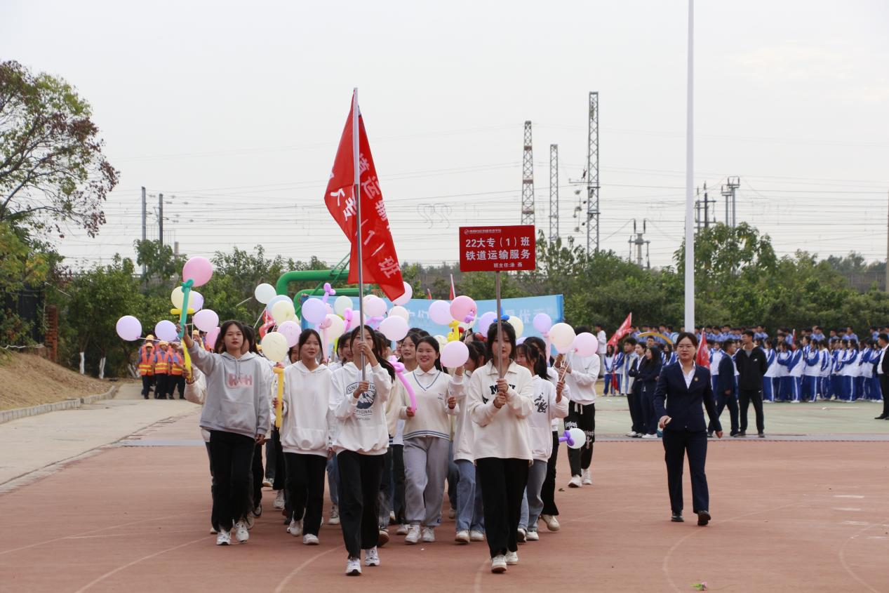 南昌向遠(yuǎn)軌道技術(shù)學(xué)校第十五屆運(yùn)動(dòng)會(huì)盛大開(kāi)幕