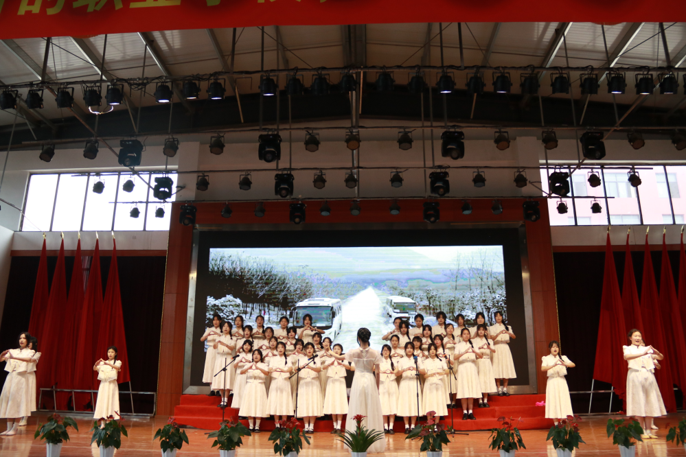 南昌向遠軌道技術(shù)學校第五屆校園文化節(jié)系列活動之“青春心向黨，弘揚五四情”大合唱比賽