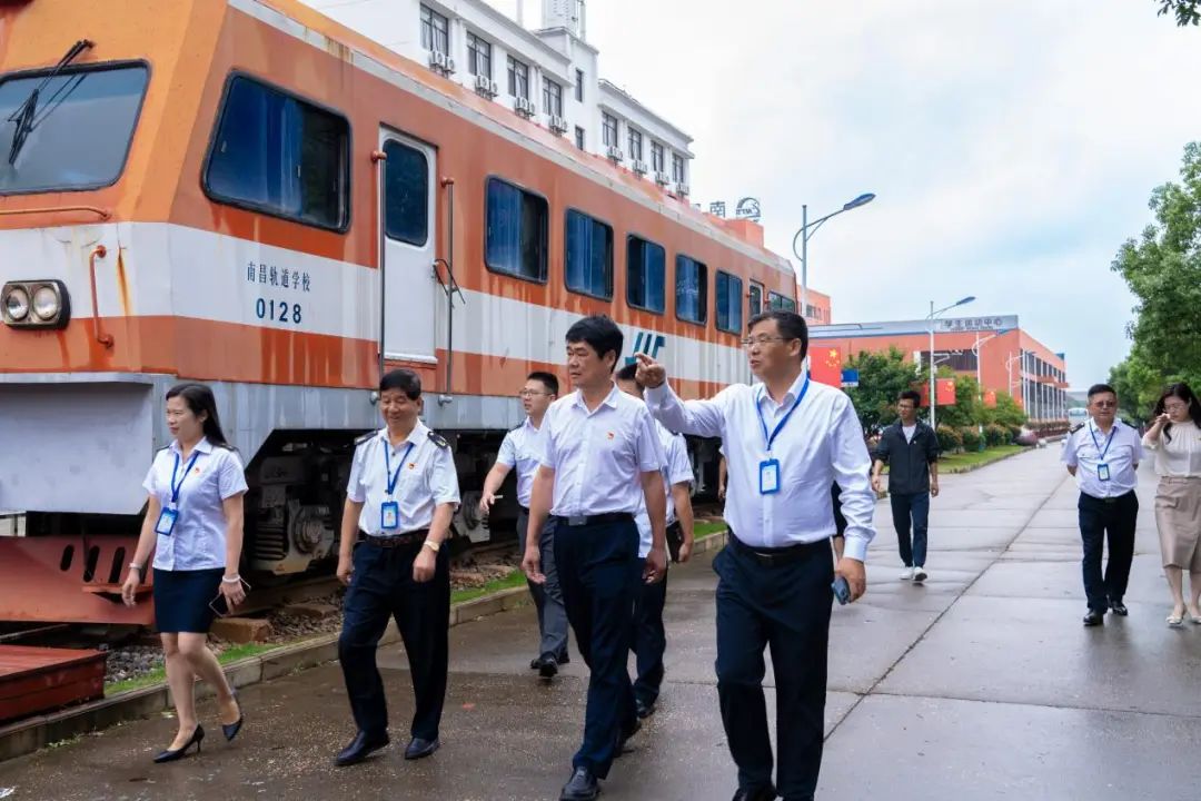 【黨建引領】中共南昌向遠軌道技術學校支部委員會和中共南昌市汽車機電學校委員會舉行黨建共建簽約儀式