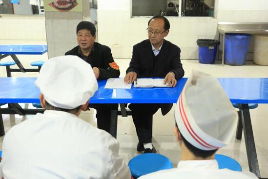 南昌向遠(yuǎn)軌道技術(shù)學(xué)校餐飲中心召開食品安全工作會(huì)議