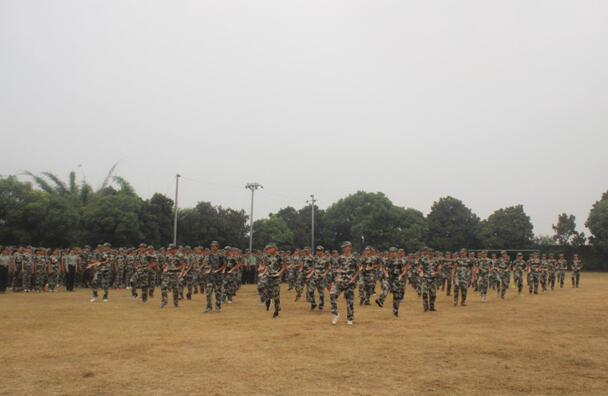 南昌向遠(yuǎn)軌道技術(shù)學(xué)校成功舉辦2016年秋季新生軍訓(xùn)表彰大會