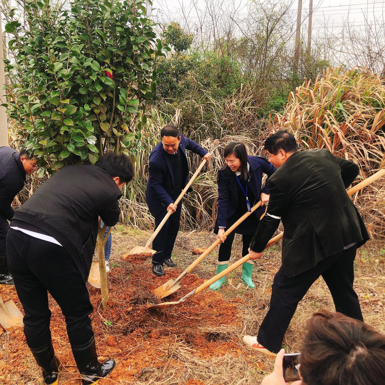 南昌向遠(yuǎn)軌道技術(shù)學(xué)校助力植樹節(jié)，彰顯向遠(yuǎn)力量