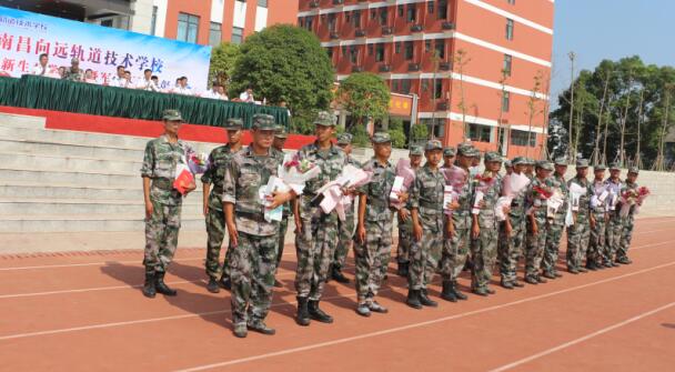 南昌向遠軌道技術(shù)學校2019級新生開學典禮暨軍訓匯演表彰大會隆重舉行